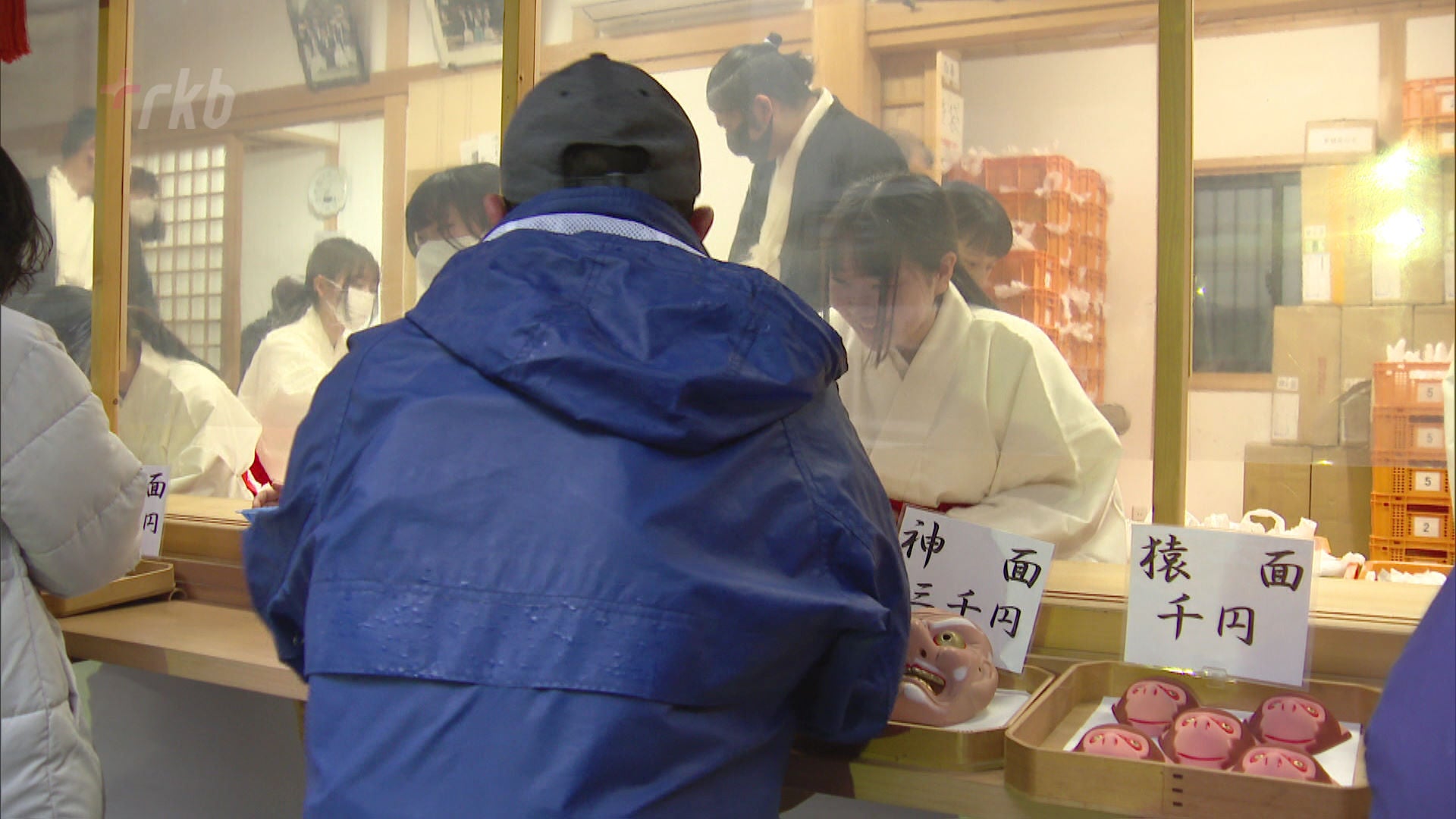 災いが去る」？サルの面を買い求める人で雨天の早朝から500メートル